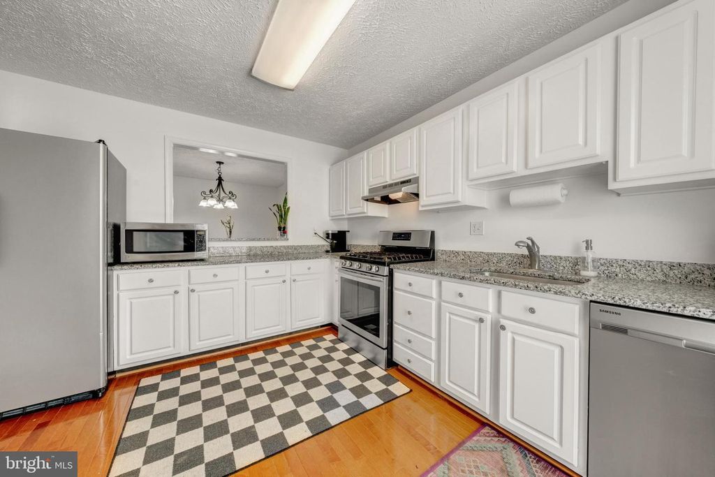 Image 14 of property listing at 10147 OAKTON TERRACE RD, Oakton, VA 22124