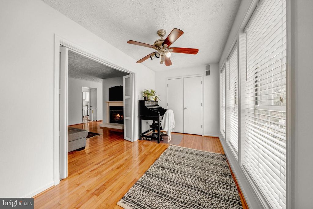 Image 17 of property listing at 10147 OAKTON TERRACE RD, Oakton, VA 22124