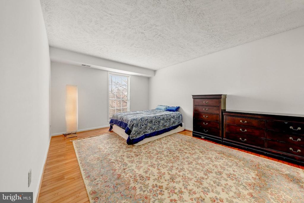 Image 18 of property listing at 10147 OAKTON TERRACE RD, Oakton, VA 22124