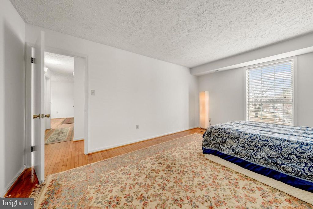 Image 19 of property listing at 10147 OAKTON TERRACE RD, Oakton, VA 22124