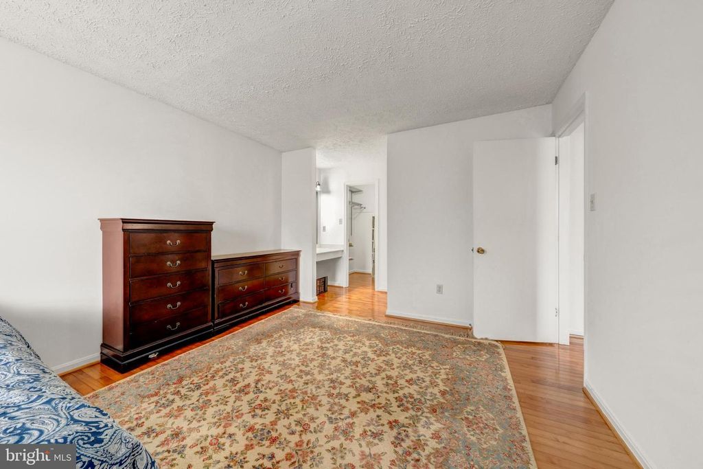 Image 20 of property listing at 10147 OAKTON TERRACE RD, Oakton, VA 22124