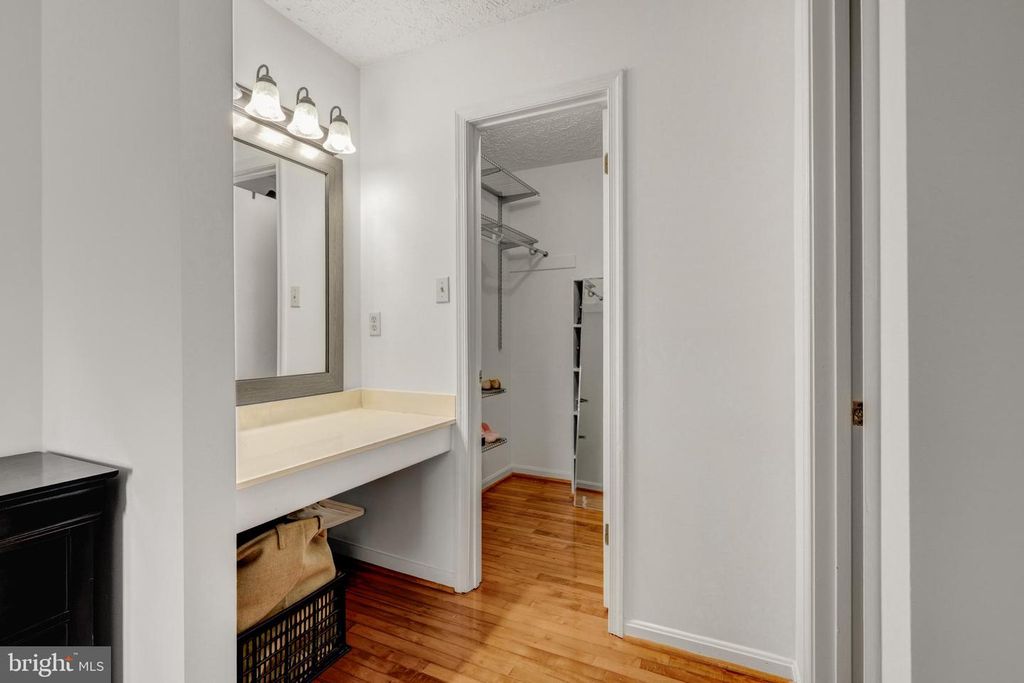 Image 21 of property listing at 10147 OAKTON TERRACE RD, Oakton, VA 22124