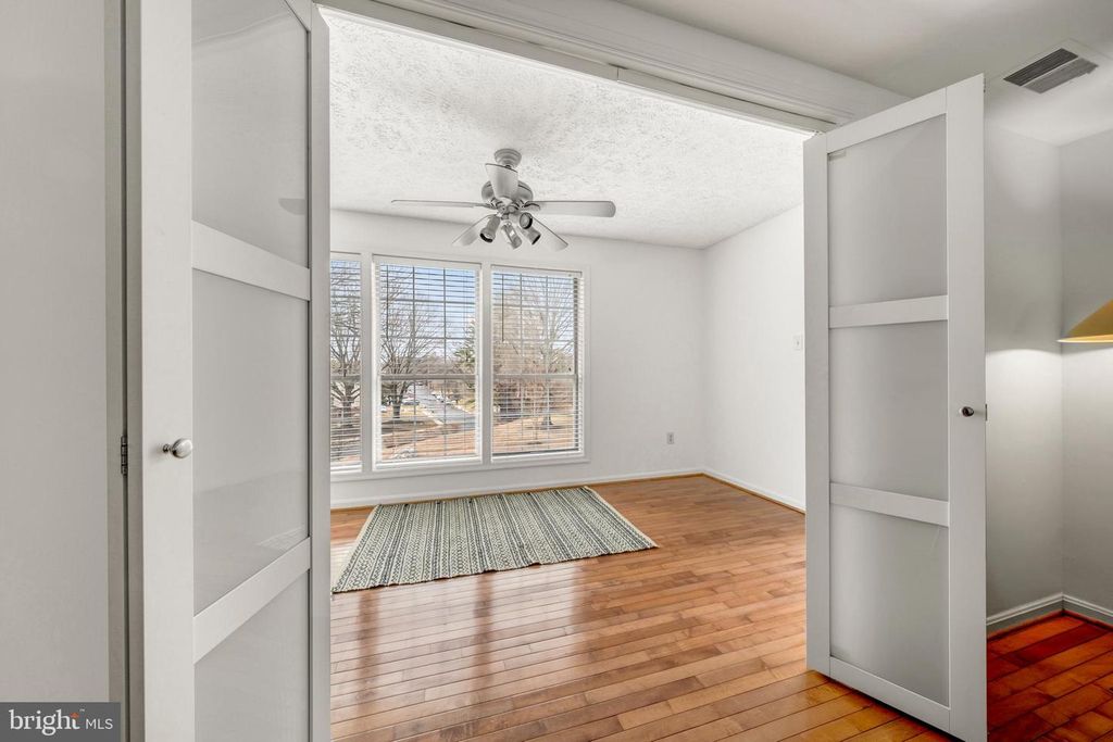 Image 27 of property listing at 10147 OAKTON TERRACE RD, Oakton, VA 22124