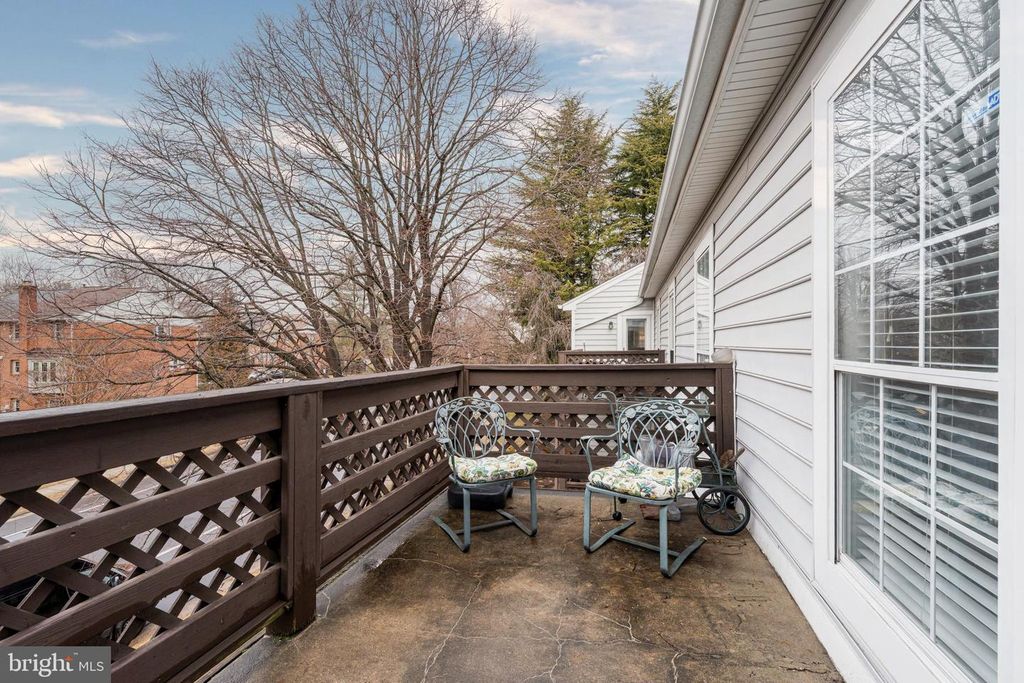 Image 28 of property listing at 10147 OAKTON TERRACE RD, Oakton, VA 22124