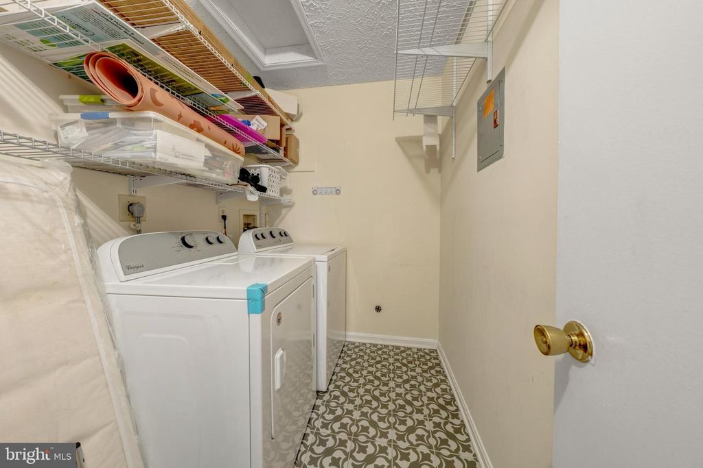 Image 29 of property listing at 10147 OAKTON TERRACE RD, Oakton, VA 22124