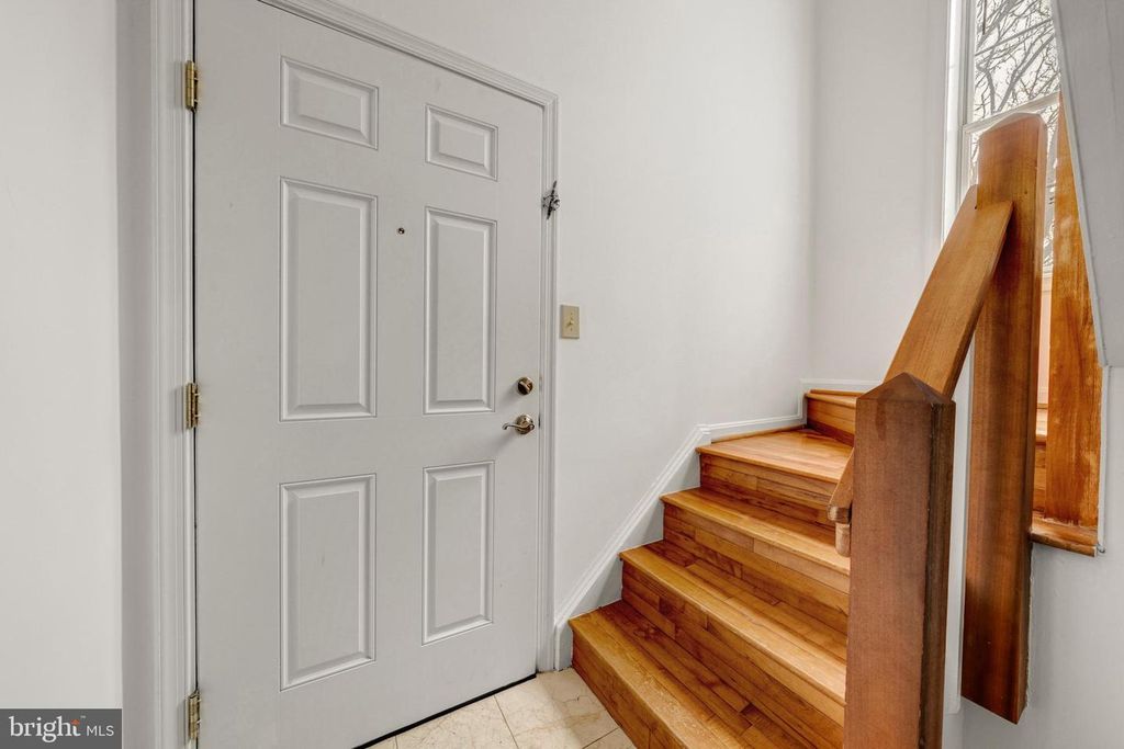 Image 3 of property listing at 10147 OAKTON TERRACE RD, Oakton, VA 22124