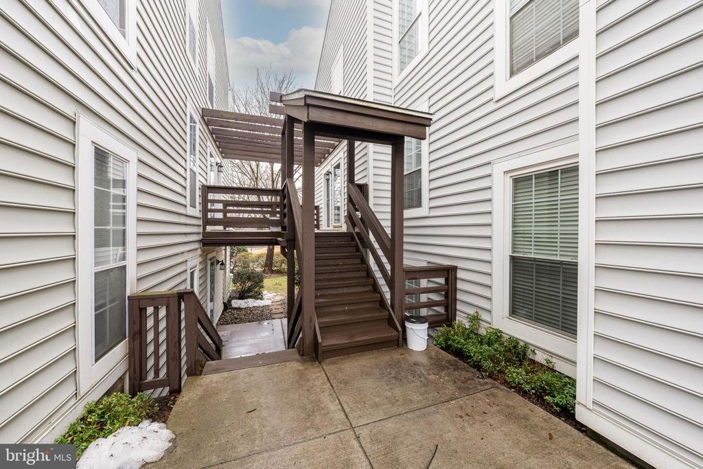 Image 30 of property listing at 10147 OAKTON TERRACE RD, Oakton, VA 22124