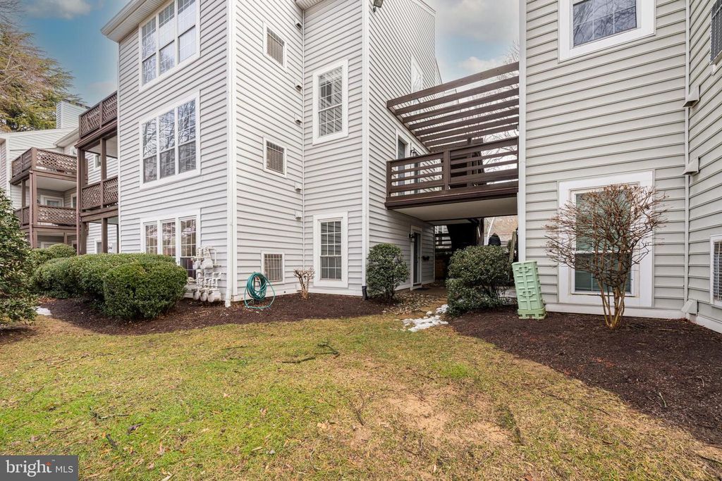 Image 31 of property listing at 10147 OAKTON TERRACE RD, Oakton, VA 22124