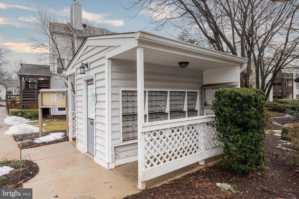 Image 35 of property listing at 10147 OAKTON TERRACE RD, Oakton, VA 22124