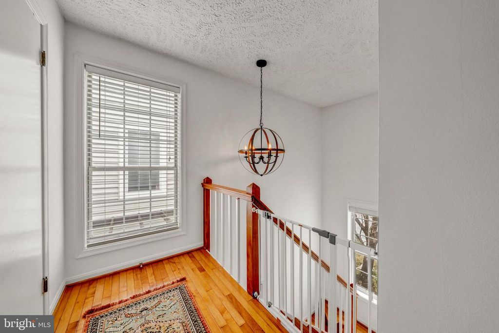 Image 4 of property listing at 10147 OAKTON TERRACE RD, Oakton, VA 22124