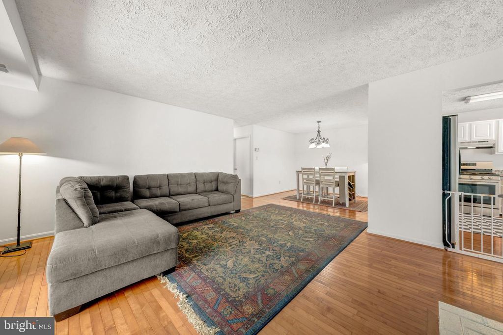 Image 5 of property listing at 10147 OAKTON TERRACE RD, Oakton, VA 22124