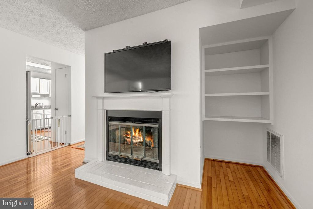 Image 9 of property listing at 10147 OAKTON TERRACE RD, Oakton, VA 22124