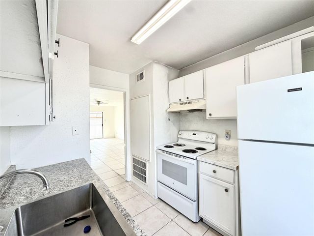 8323 Wilcrest Drive 7002, Houston, TX 77072