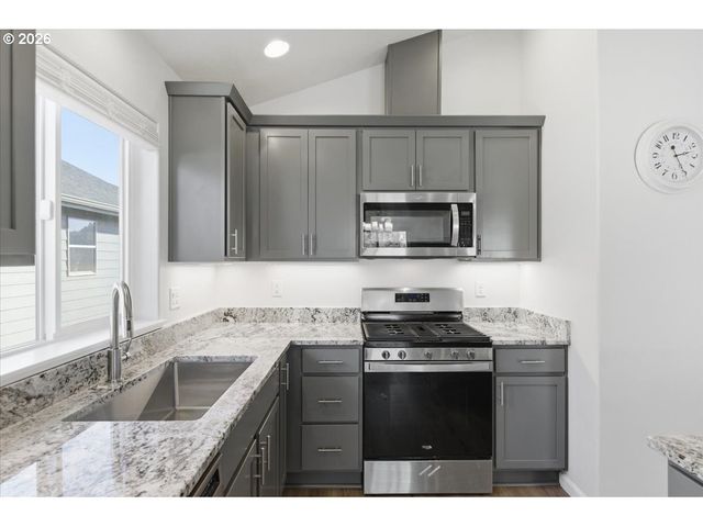 2046 Se ACADEMY St, Dallas, OR 97338