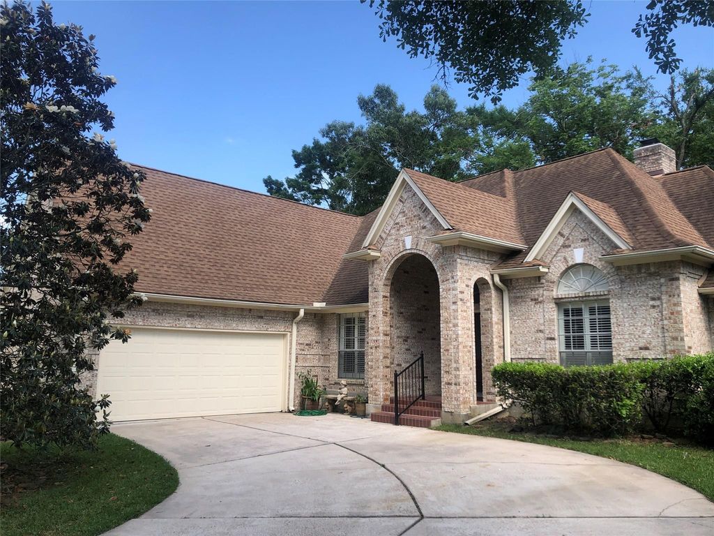 135 Lakeside Drive, Conroe, TX 77356
