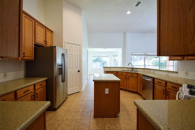 34 S Rambling Ridge Place, Conroe, TX 77385