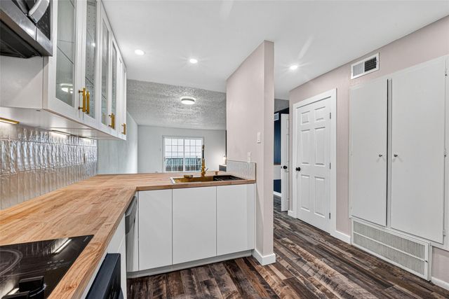 3131 Southwest Freeway A12, Houston, TX 77098