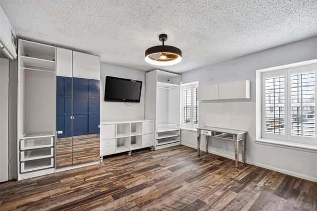 3131 Southwest Freeway A12, Houston, TX 77098