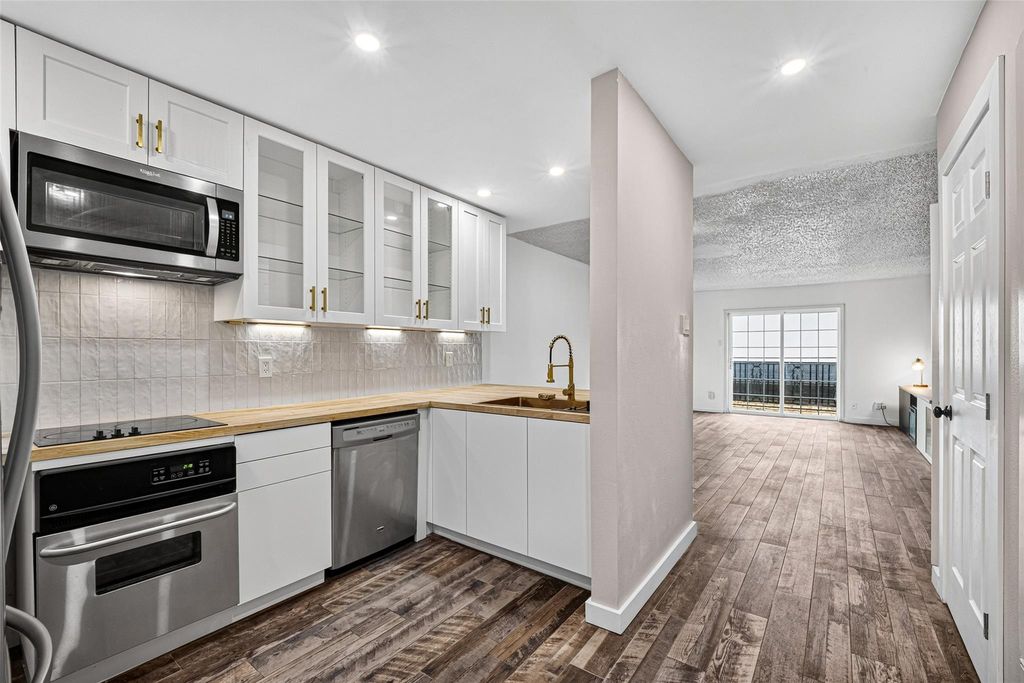 3131 Southwest Freeway A12, Houston, TX 77098