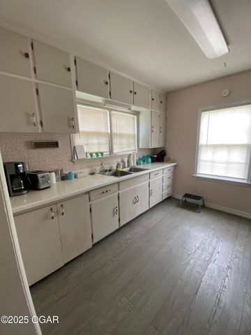 1324 Olive Street, Carthage, MO 64836