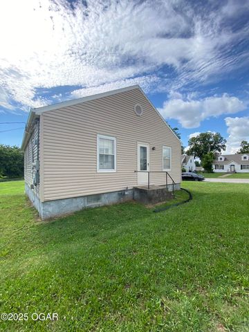 1324 Olive Street, Carthage, MO 64836