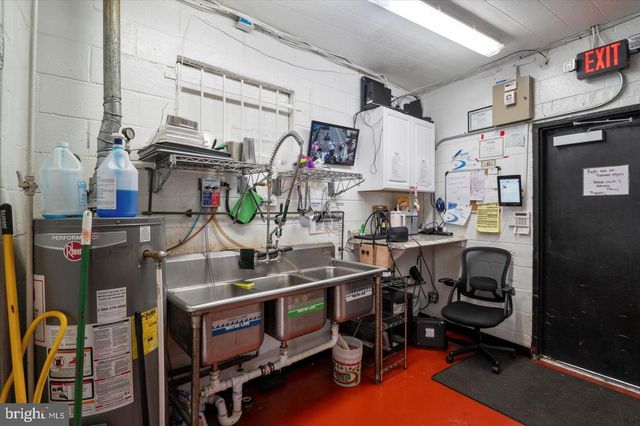 1594 MARKET, Linwood, PA 19061