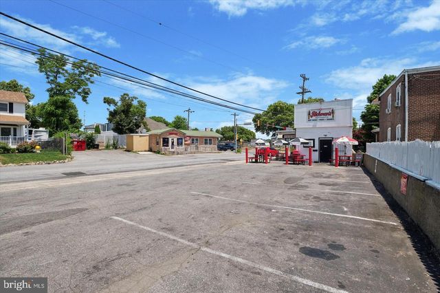 1594 MARKET, Linwood, PA 19061