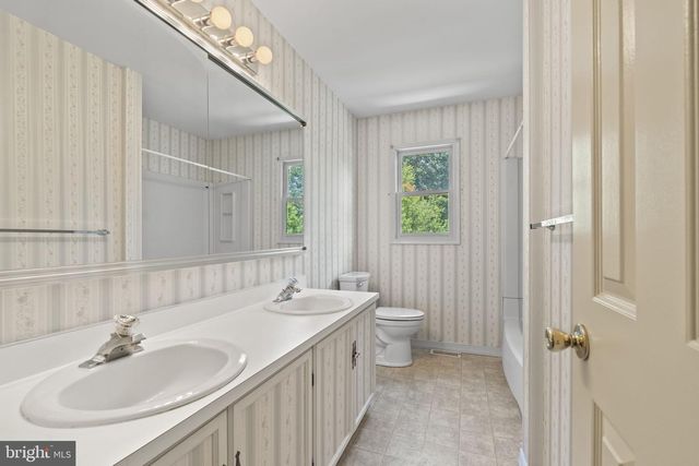 89 TWIN PONDS DR, Sewell, NJ 08080