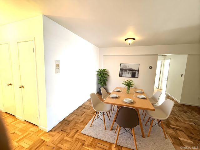 40 Daley Place 124, Lynbrook, NY 11563