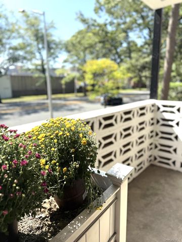 40 Daley Place 124, Lynbrook, NY 11563