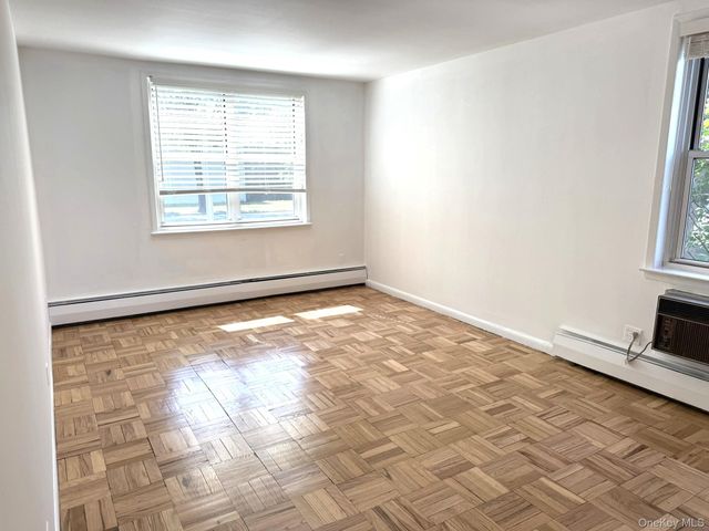 40 Daley Place 124, Lynbrook, NY 11563