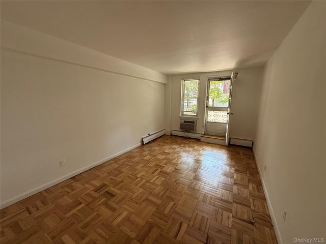 40 Daley Place 124, Lynbrook, NY 11563