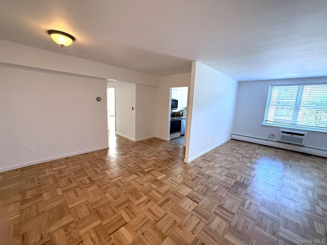 40 Daley Place 124, Lynbrook, NY 11563