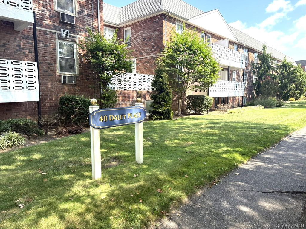 40 Daley Place 124, Lynbrook, NY 11563