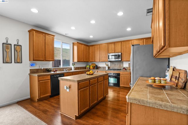 1048 Ashbridge Bay Dr, Pittsburg, CA 94565