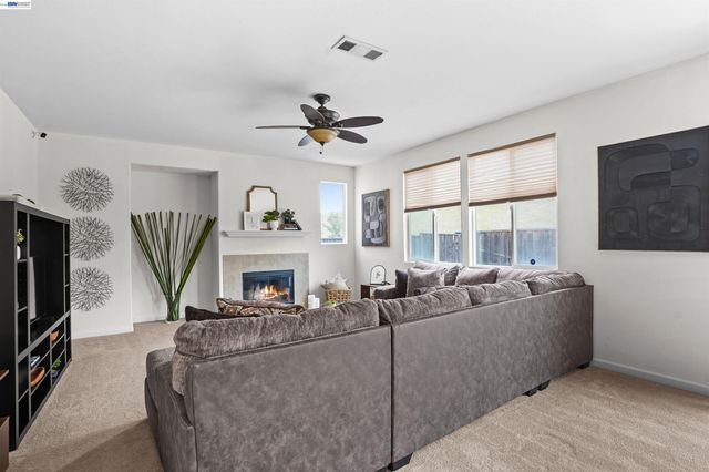 1048 Ashbridge Bay Dr, Pittsburg, CA 94565