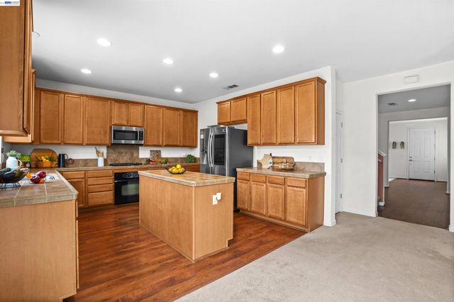 1048 Ashbridge Bay Dr, Pittsburg, CA 94565