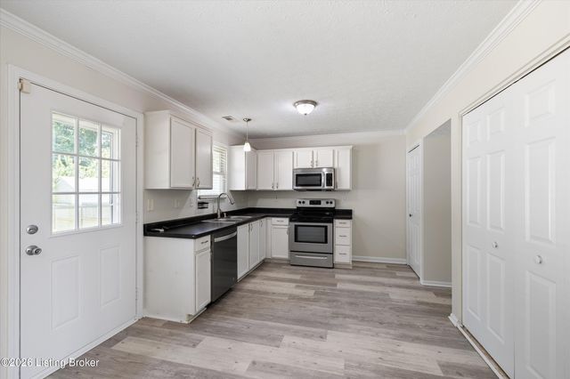 6519 Hunters Creek Blvd, Louisville, KY 40258