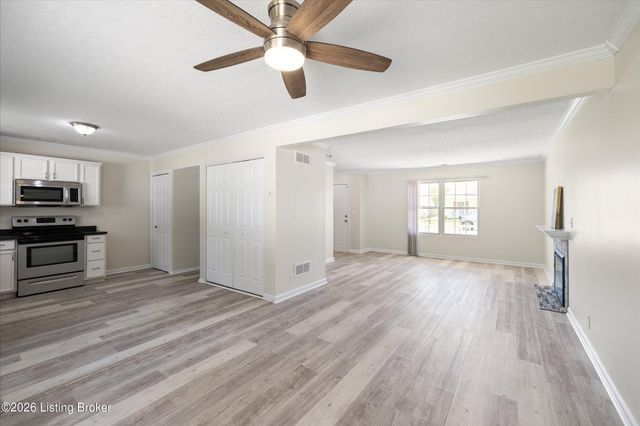 6519 Hunters Creek Blvd, Louisville, KY 40258