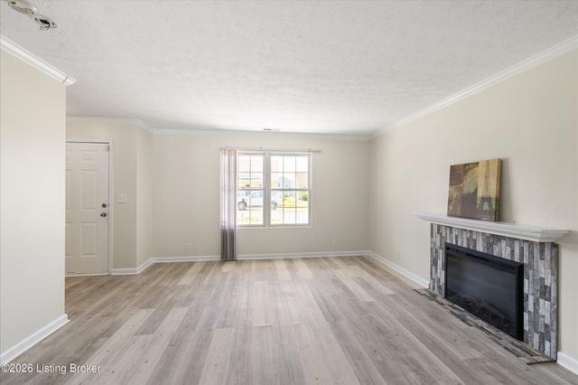 6519 Hunters Creek Blvd, Louisville, KY 40258