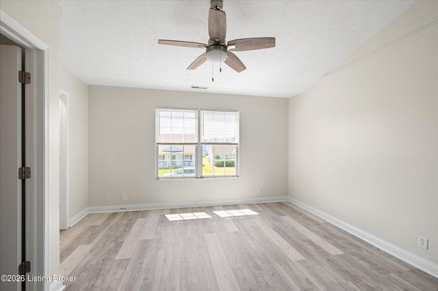 6519 Hunters Creek Blvd, Louisville, KY 40258