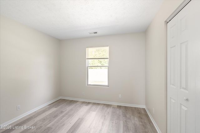 6519 Hunters Creek Blvd, Louisville, KY 40258