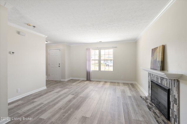 6519 Hunters Creek Blvd, Louisville, KY 40258