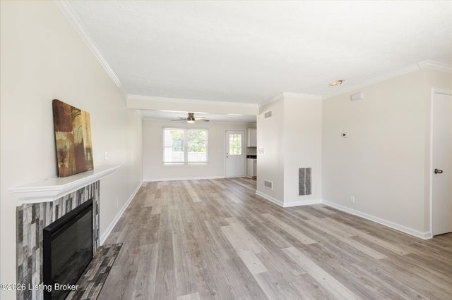 6519 Hunters Creek Blvd, Louisville, KY 40258