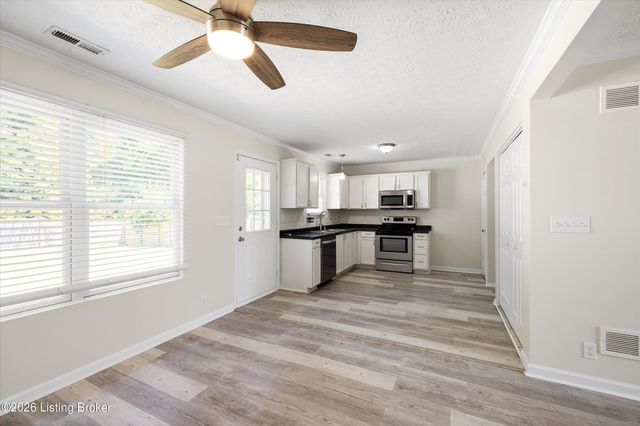 6519 Hunters Creek Blvd, Louisville, KY 40258
