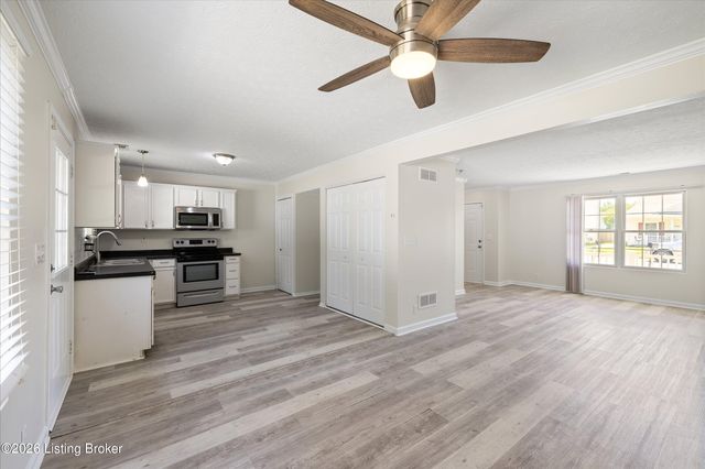 6519 Hunters Creek Blvd, Louisville, KY 40258