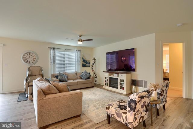 121 EAGLE RD, Dillsburg, PA 17019