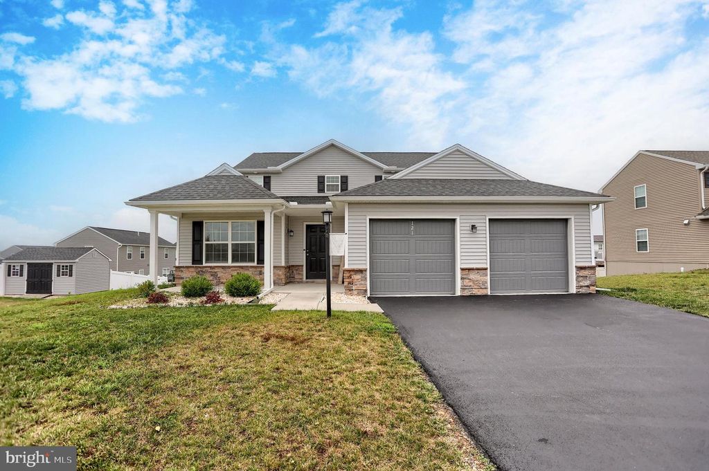 121 EAGLE RD, Dillsburg, PA 17019
