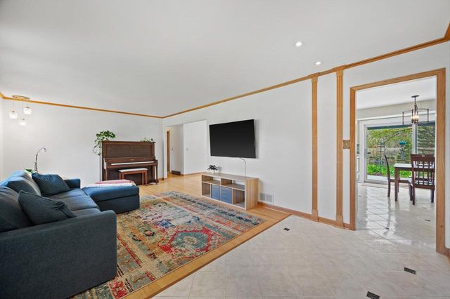 6660 Braeburn LANE, Glendale, WI 53209