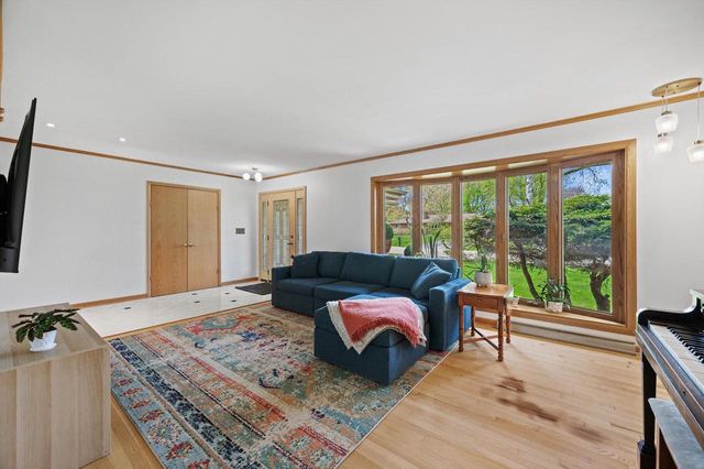 6660 Braeburn LANE, Glendale, WI 53209